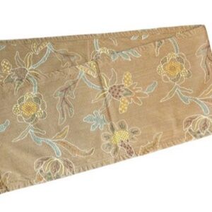 Crate and Barrel Lillian Runner and 4 placemats